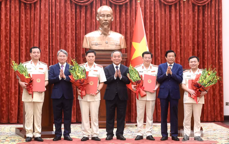各位代表祝贺新任最高人民检察院检察官。