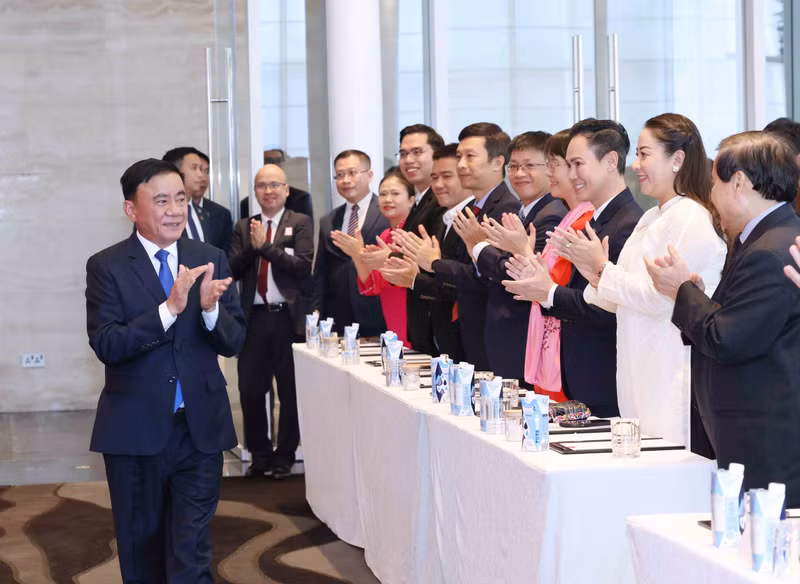 越共中央政治局委员、中央书记处常务书记陈锦秀会见越南驻新加坡大使馆干部和旅居新加坡越南侨胞。（图片来源：越通社）