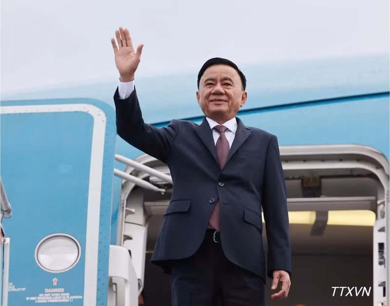 越共中央政治局委员、中央书记处常务书记陈锦秀启程对新加坡进行正式访问。（图片来源：越通社）
