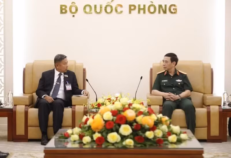 越南政府副总理兼国防部长潘文江大将会见泰国国防部长阿杜尔·汶图姆加伦。