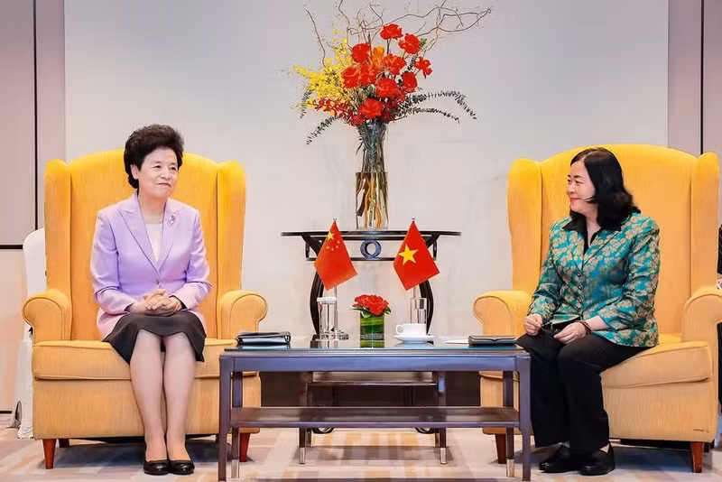 越南祖国阵线中央委员会主席阮氏明怀会见中国全国政协副主席咸辉。