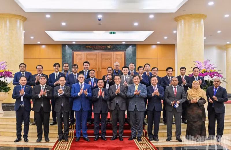 越共中央书记处常务书记陈锦秀和东南亚各国政党代表合影。