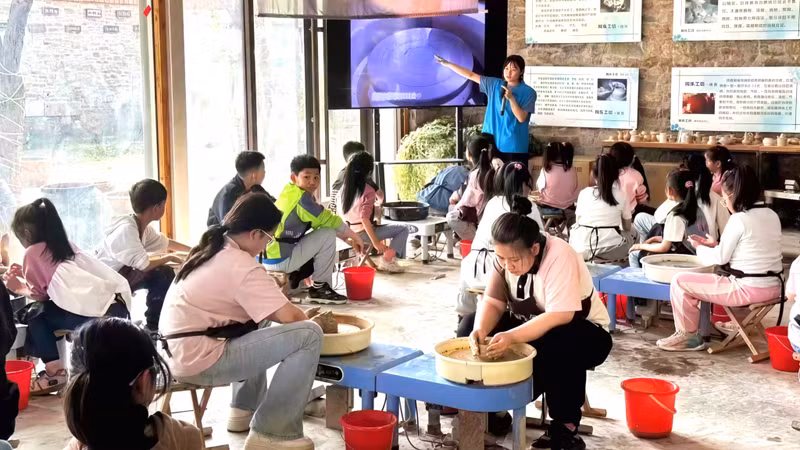 各地游客在龙湾湖艺术小镇参与研学活动。（图源：中国山东网）