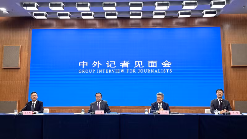10月15日上午，中国国务院新闻办公室新闻局和海南省新闻办公室在海口联合举办中外记者见面会。（杜有兴 摄）