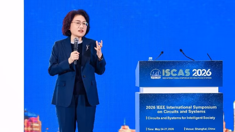 华为公司董事、半导体业务部总裁何庭波在2026国际电路与系统研讨会上发表演讲。（华为 供图）