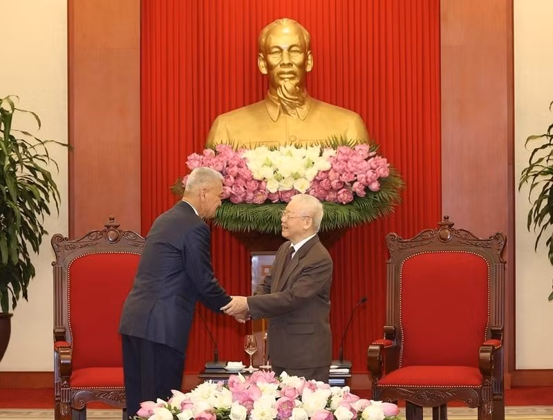 越共中央总书记阮富仲会见老挝人民革命党中央书记处书记、万象市委书记、万象人民议会主席（组图） ảnh 3