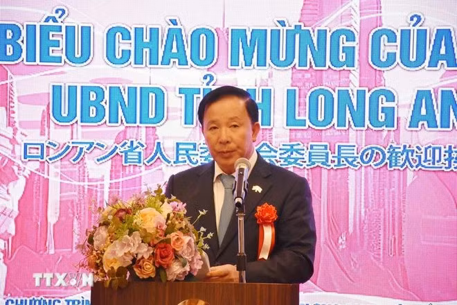 隆安省人民委员会主席阮文幼在论坛上发言。（图片来源：越通社）